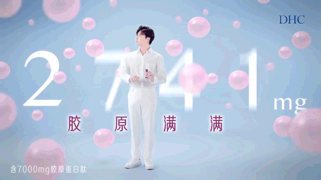 侯明昊戴眼镜喝饮料,侯明昊喝的什么饮料