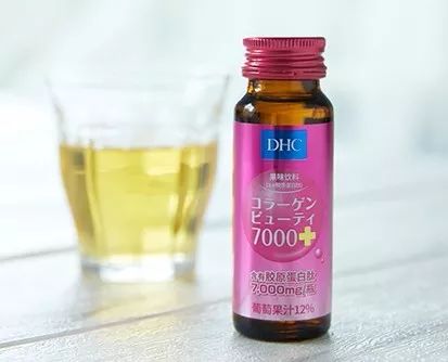 侯明昊戴眼镜喝饮料,侯明昊喝的什么饮料