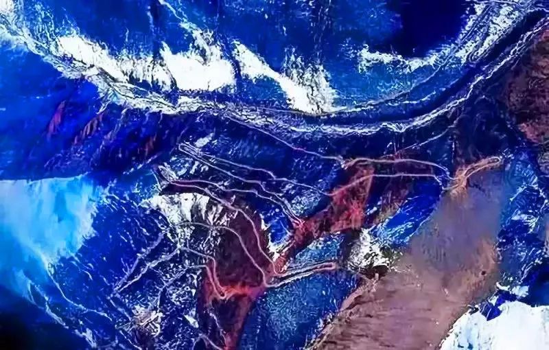 面对风积沙、强岩爆、高地温……新天路怎么修？