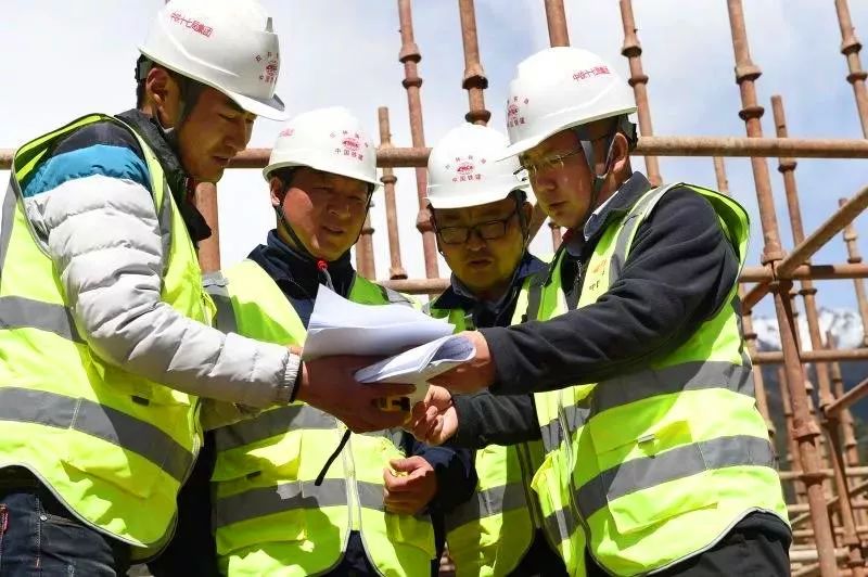 面对风积沙、强岩爆、高地温……新天路怎么修？