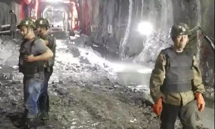 面对风积沙、强岩爆、高地温……新天路怎么修？