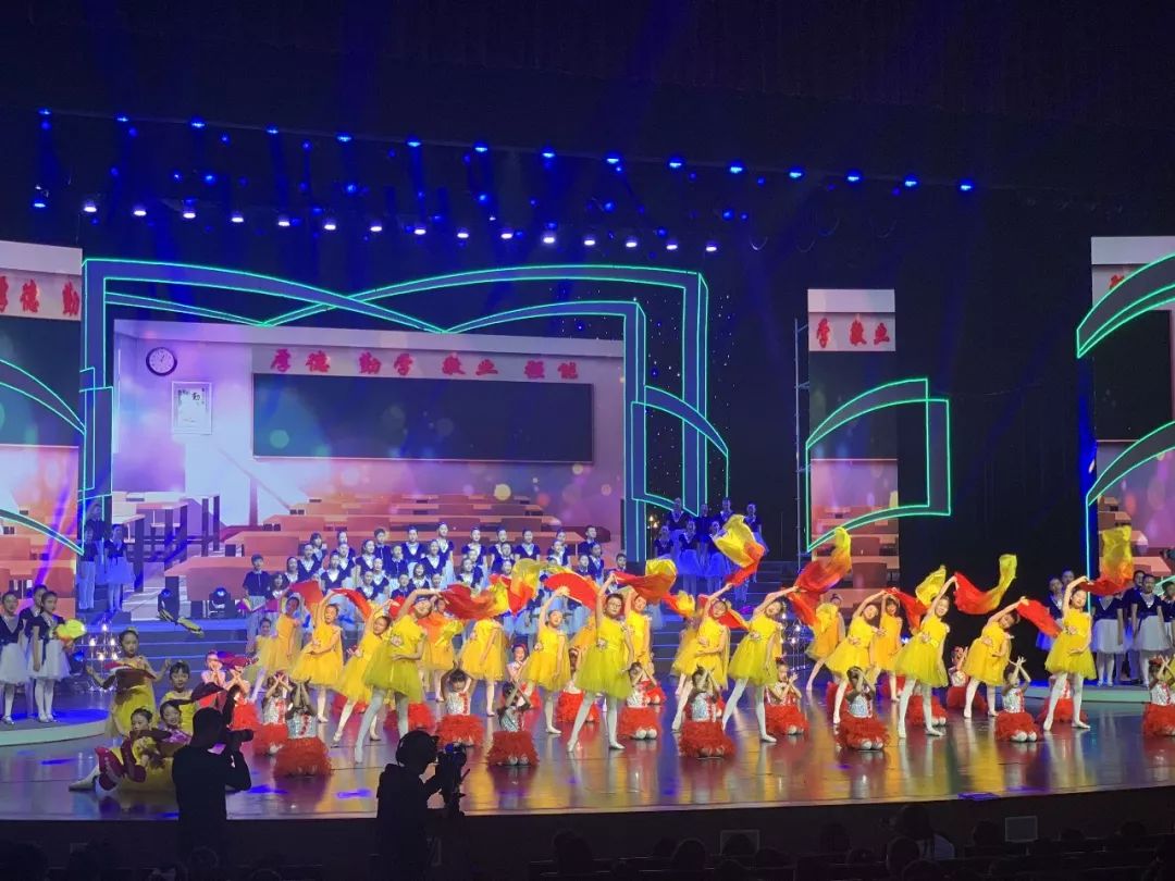 今天,这所学校的生日会惊艳全场