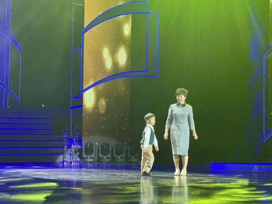 今天,这所学校的生日会惊艳全场