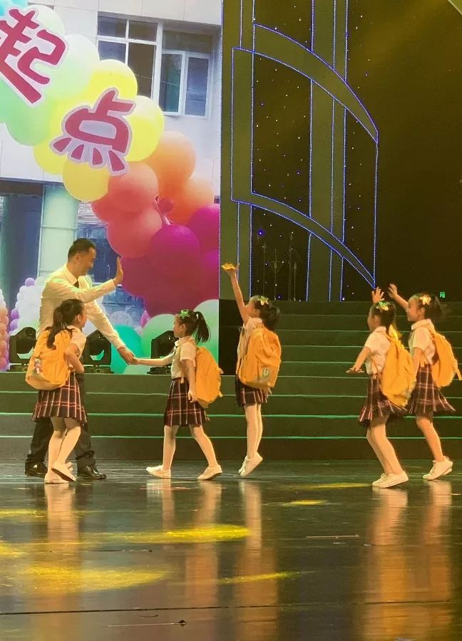 今天,这所学校的生日会惊艳全场