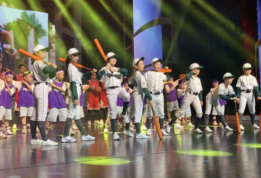 今天,这所学校的生日会惊艳全场