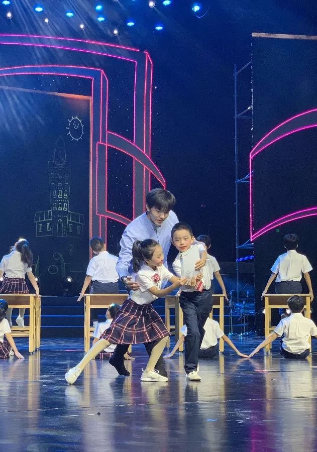 今天,这所学校的生日会惊艳全场