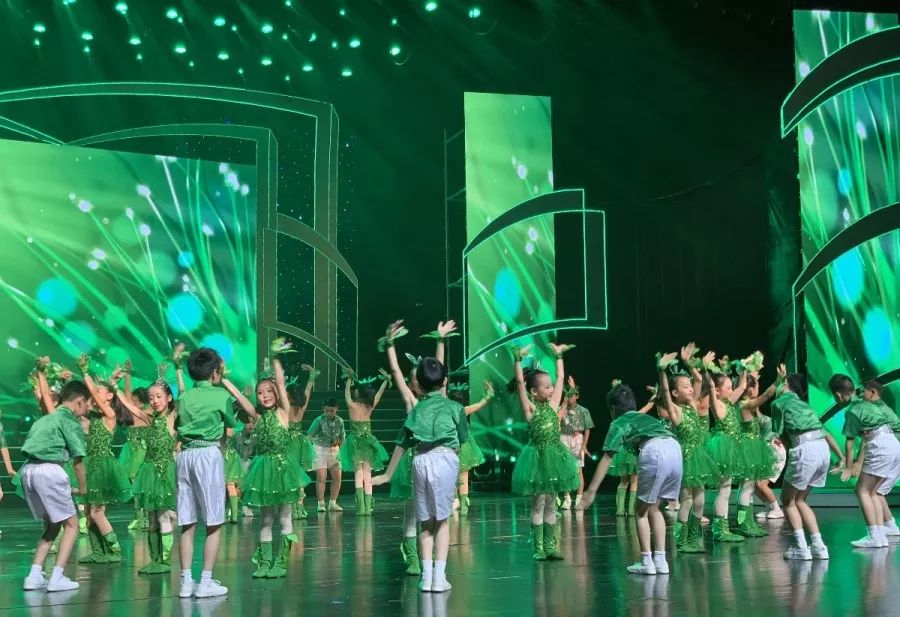 今天,这所学校的生日会惊艳全场