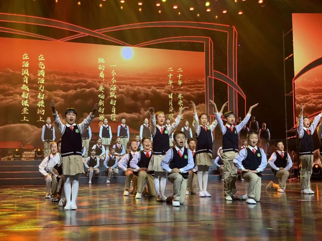 今天,这所学校的生日会惊艳全场