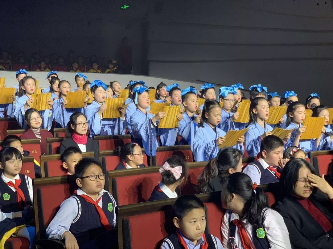 今天,这所学校的生日会惊艳全场