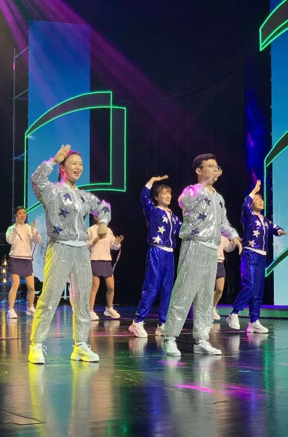 今天,这所学校的生日会惊艳全场