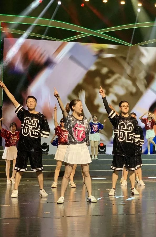 今天,这所学校的生日会惊艳全场