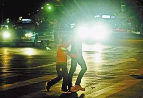 夜间会车灯光刺眼怎么解决,怎么防止远光灯晃眼睛