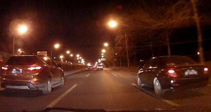 夜间会车灯光刺眼怎么解决,怎么防止远光灯晃眼睛