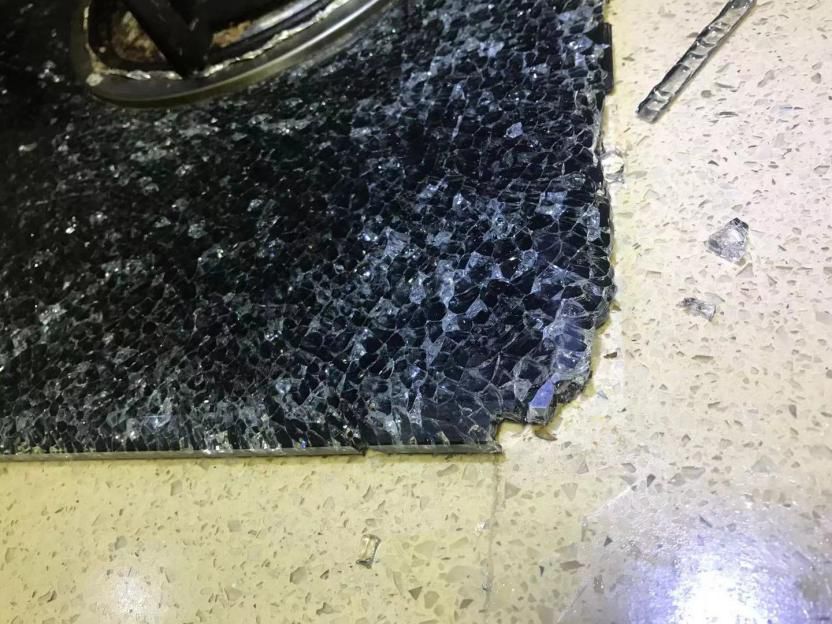 做饭的时候燃气灶炸开怎么回事,做饭时候灶台玻璃炸裂怎么办