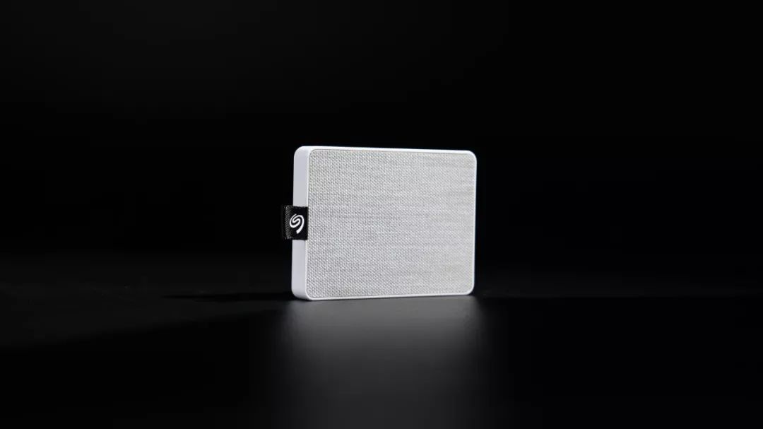 解毒｜移动硬盘不仅可以小巧，还可以更好看。甚至还能获得Adobe摄影计划？