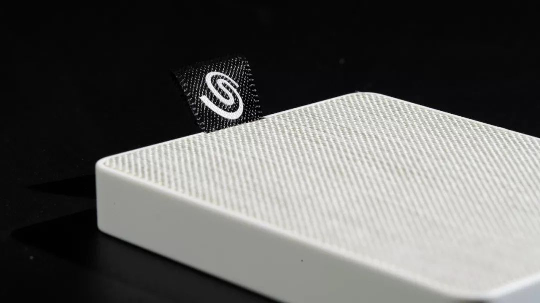 解毒｜移动硬盘不仅可以小巧，还可以更好看。甚至还能获得Adobe摄影计划？