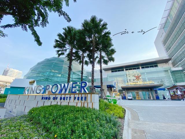 泰国曼谷市区最大的免税店,商品全、价格低,每天被中国游客挤爆