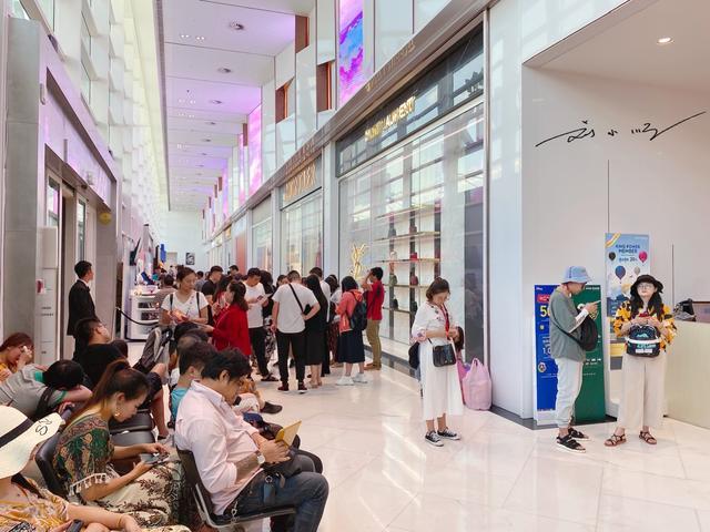 泰国曼谷市区最大的免税店,商品全、价格低,每天被中国游客挤爆