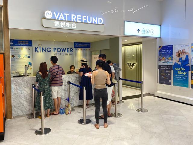 泰国曼谷市区最大的免税店,商品全、价格低,每天被中国游客挤爆