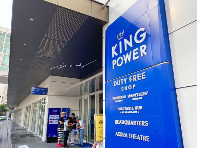 泰国曼谷市区最大的免税店,商品全、价格低,每天被中国游客挤爆