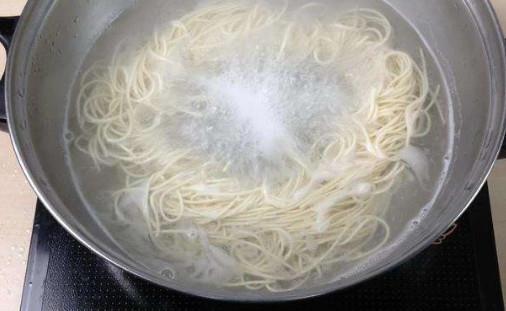 面馆鲜面条怎么煮不粘连又劲道,面馆煮面条正确方法