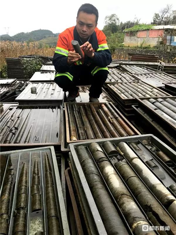 1吨金矿可以提炼多少黄金,100斤金矿石提炼出多少黄金