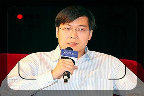 他靠倒卖域名发家,为求合作通过晨跑创造机会,终获百亿身价