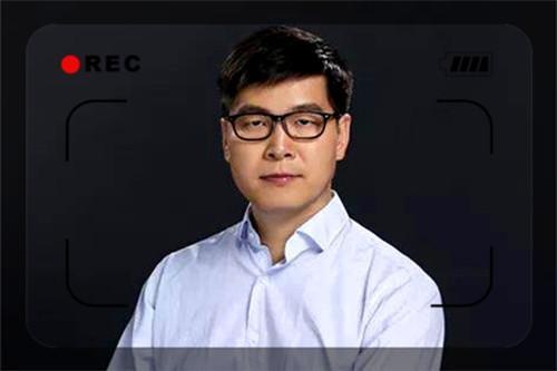 他靠倒卖域名发家,为求合作通过晨跑创造机会,终获百亿身价