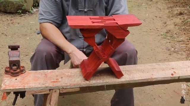 63岁中国大爷靠玩木头火到国外,61岁中国大爷惊呆老外