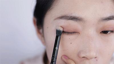 买了很多眼影却还是不会画,买了好多化妆品