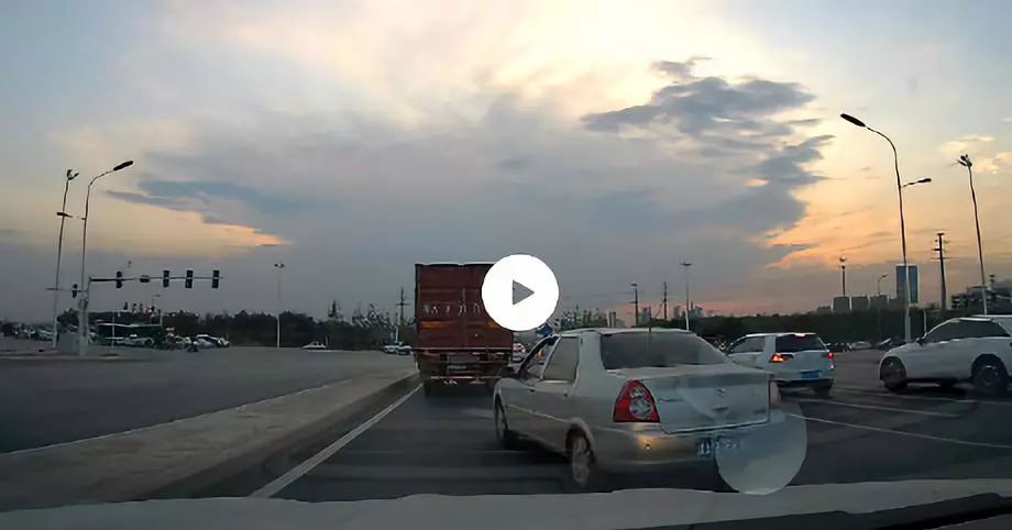 946元现金大奖得主现身！拍照记录这些瞬间，传播交通文明！（附失物招领、限号提示）