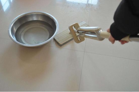 拖地有一股腥味怎么办,拖地时老闻到一股霉味