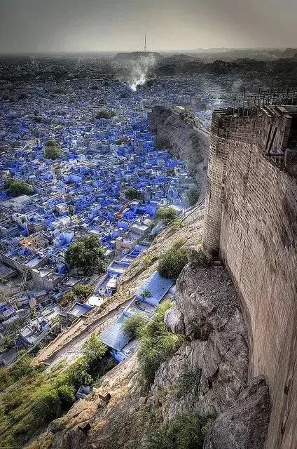 星球 · Lavigne | 蓝色之城三部曲：蓝的忧伤，城堡与亡灵