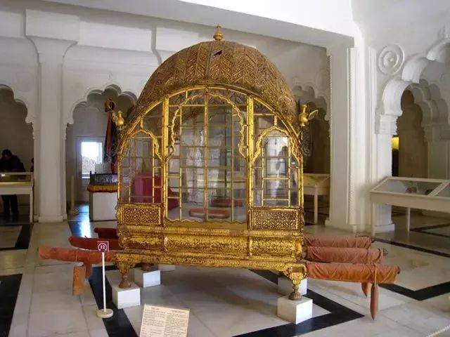 星球 · Lavigne | 蓝色之城三部曲：蓝的忧伤，城堡与亡灵