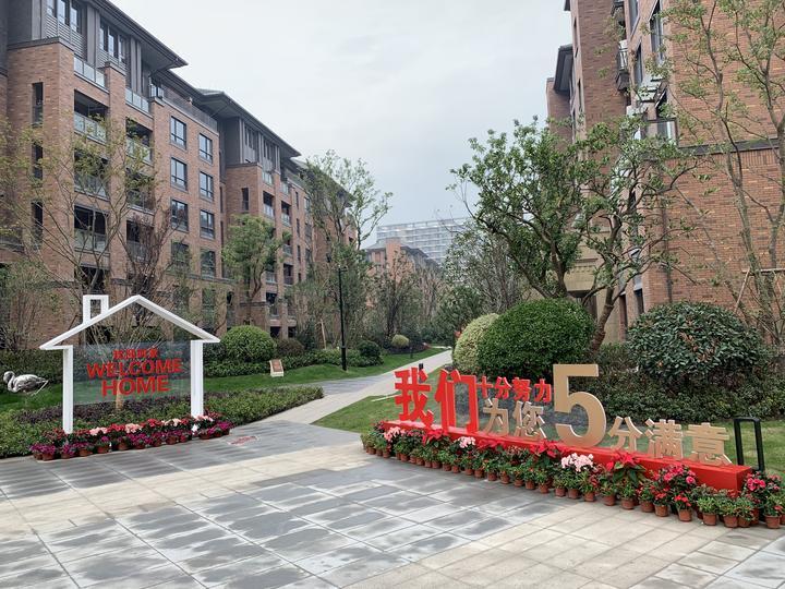 禹洲顶层漏水,漏水秒变水帘洞