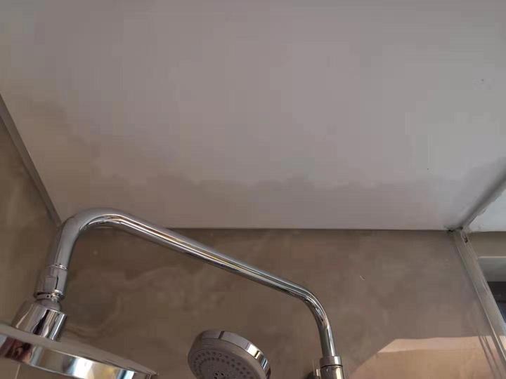 禹洲顶层漏水,漏水秒变水帘洞