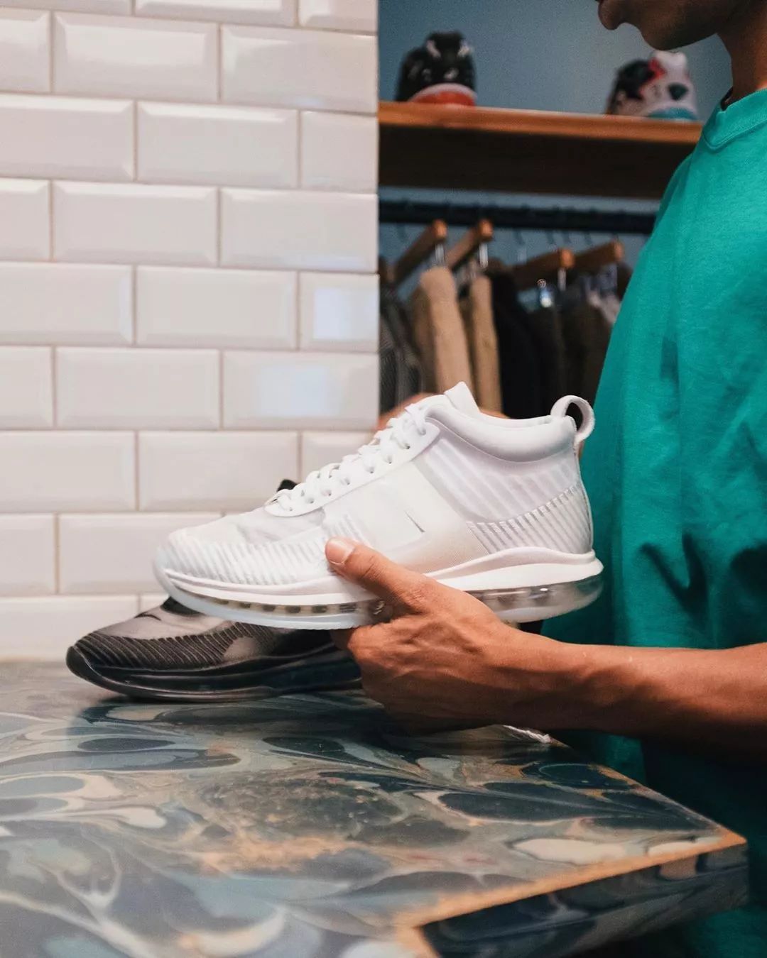 鞋店员工折扣这么多，但很多店员依然拼命还着信用卡