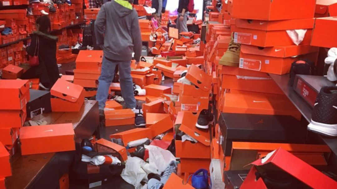 鞋店员工折扣这么多，但很多店员依然拼命还着信用卡