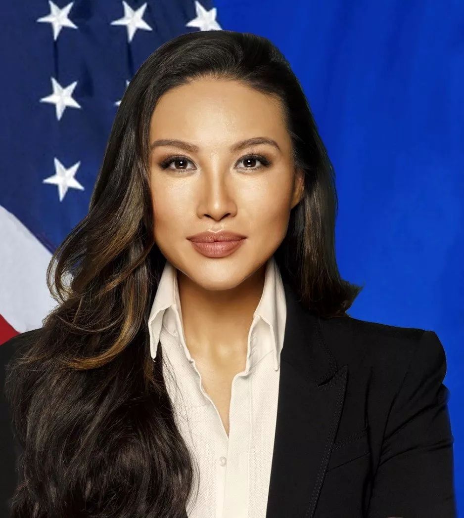 神操作！韩裔女歌手靠P图、简历造假，居然一路当上美国政府*官高**