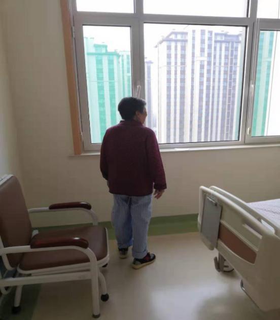 大娘高兴地说:终于腰杆挺直了!感谢潍坊市中医院