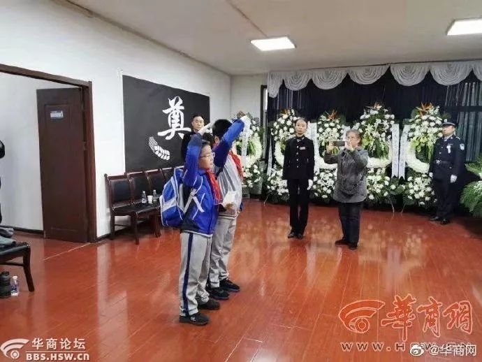 最陕西|被学生“坑”了？高校外教每天拎着自行车前轮去上课