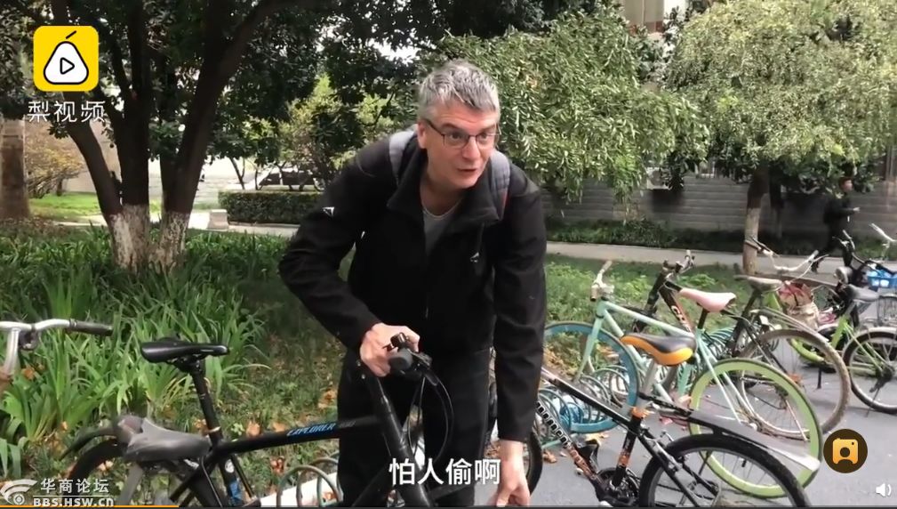 最陕西|被学生“坑”了？高校外教每天拎着自行车前轮去上课