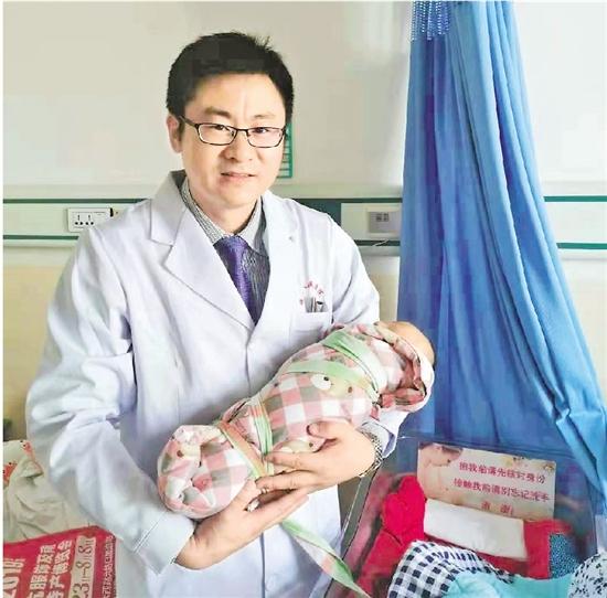 仁医人工呼吸救女人,仁心仁术救治早产儿