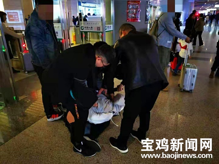 民警飞踹8脚,民警飞踹8脚破门而入