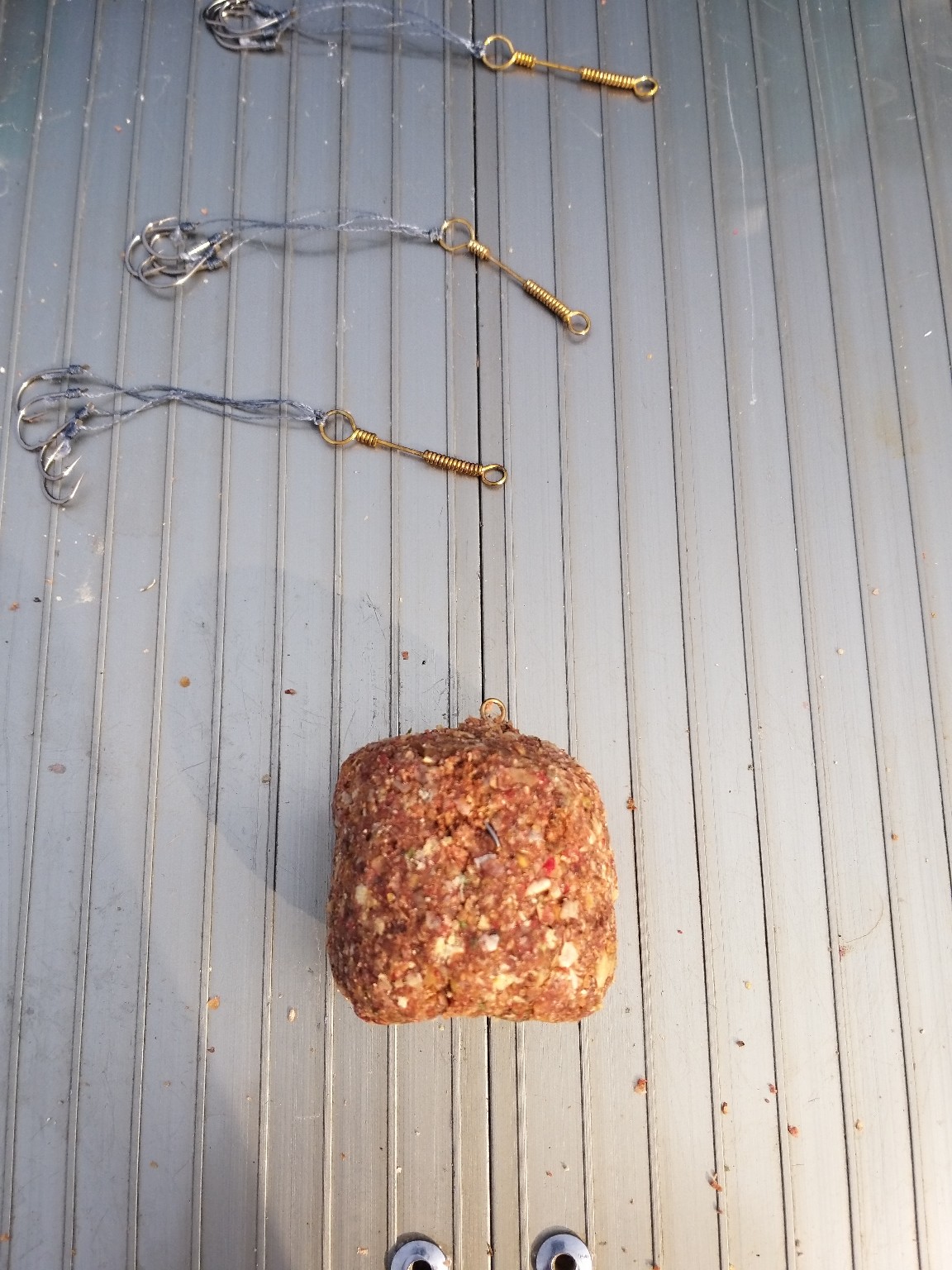 钓鲤鱼选位技巧,钓鲤鱼掐饵手法