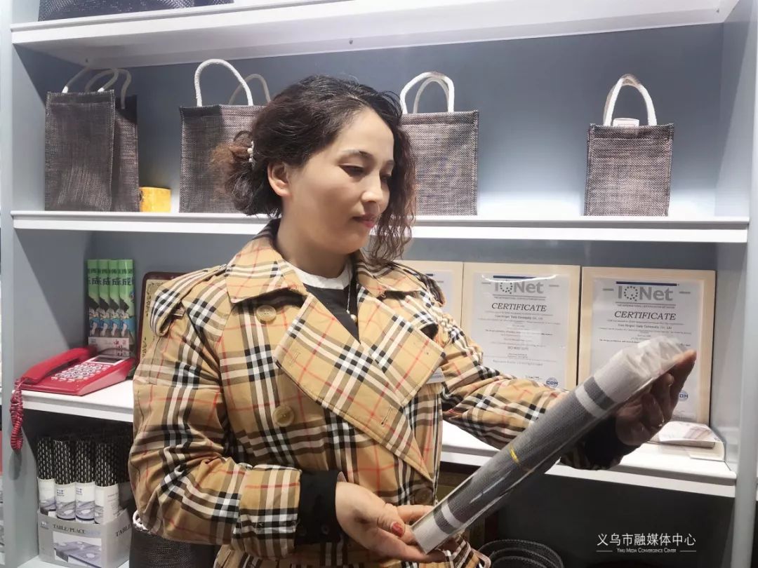 义乌故事丨靠一块餐垫，她一年挣了三千万