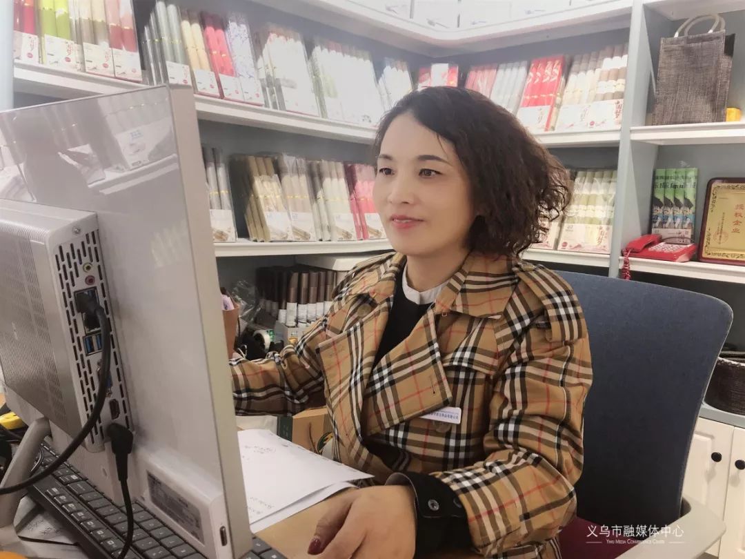 义乌故事丨靠一块餐垫，她一年挣了三千万