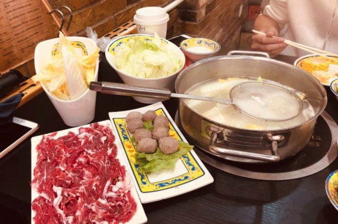 唉哟~~好凉快哟~~好大滴风哟~~~~呜呜喳喳的大风，吹的你们东倒西歪赶紧来点火锅续命