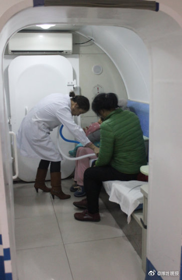 吃炭烤鱼一氧化碳中毒条件,吃炭火锅一氧化碳中毒被扶回屋内