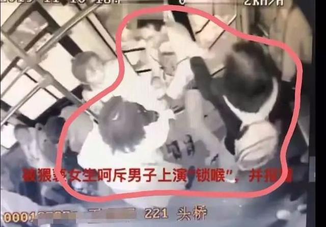 干得漂亮！猥琐男公交车干下流事，当场被14岁小姑娘一招锁喉